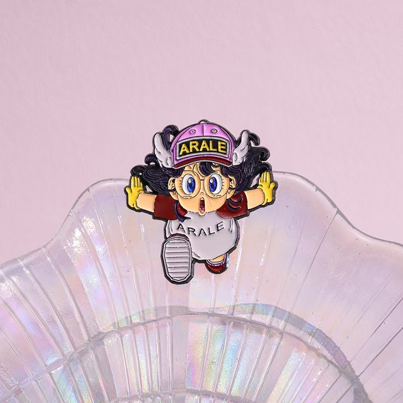 漫画ドクタースランプアラレバッジブローチピンアニメリトルアン - Anime Cosplay Little Girl のレビューと価格